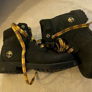 Boy’s black timberland boots.